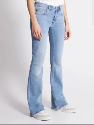 Lågmidjade jeans - Säljer mina lågmidjade jeans från lager 157 i storlek xs short💕De är i nyskick o använda typ en gång, säljer pågrund av att de inte används. Är 160 o passar perfekt i längden🩷