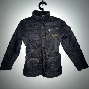 Barbour jacka  - Säljer min barbour jacka som är i barnmodell ”M”. Har dessvärre inget kvitto då jag har fått som present. 