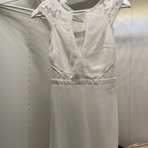 Stundent klänning - En fin student klänning från Nelly, inga tecken på användning. Storlek Xs💓