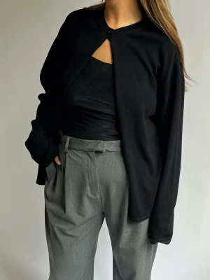 Djerf Avenue kofta - Säljer min Djerf Avenue kofta. Knappt använd. Storlek M. Bilderna är lånade men kan självklart skicka egna. 