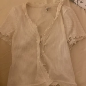 Topp ifrån Nelly - Supersöt topp från nelly, storlek M men passar xs och s också då jag kan ha den!