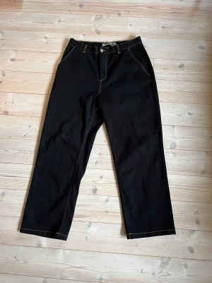 ’44! PANTS från Polar Skate Co. - Svarta straight jeans från Polar Skate Co. Helt onanvända. Storlek 34/32 skicka meddelanda för specefika mått. 