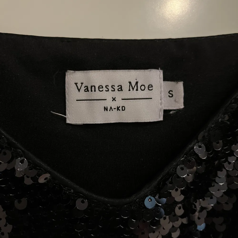Vanessa Moe x nakd cocktail klänning i svart. Inte använd, bara testad, i bra skick! 🖤. Klänningar.