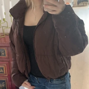 Jacka - Snygg jacka som man kan stylea classy. Den är jättevarm till vintern. Använd men väldigt bra skick, utan hål eller fläckar. Säljer eftersom jag har så många jackor.💕