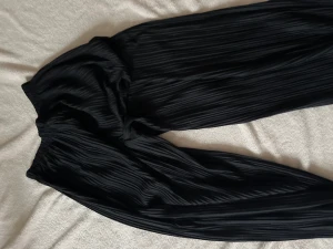 Tröja och byxor - Svarta fina byxor. Använd 1 gång och på köpet ingår en tröja👍🏻 som ni hittar bild på sista bilden kan absolut köpa den enskilt men vid köp av byxorna får man den gratis med. Passar säkert nån med xs eller s kan vara bli korta 