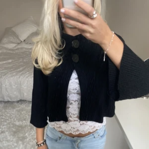 Kort trekvartsärmad kofta - Säljer denna stickad trekvartsärmade kofta. Har du någon fråga är det bara att höra av dig🫶🏻