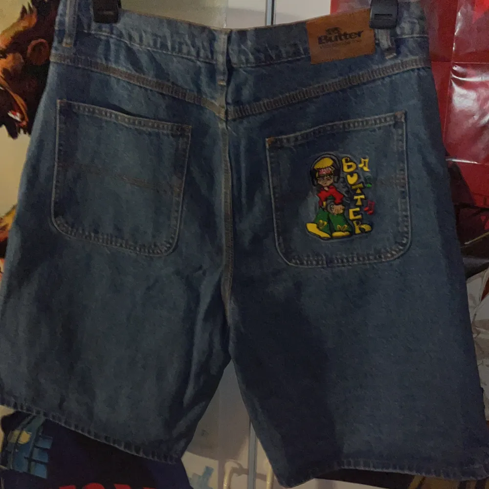 säljer dessa näst intil helt oanvända butter jeans shorts. bara att skriva om det finns frågor 🔥. Jeans & Byxor.