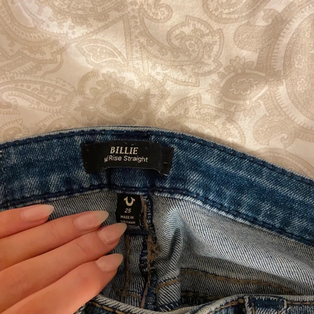 Säljer dessa superfina true religion jeansen i modellen straight. Väldigt bra skick, nypris var ca 1600kr. Storlek XS men de är väldigt stretchiga & sköna. Bara att skriva vid frågor!💕. Jeans & Byxor.