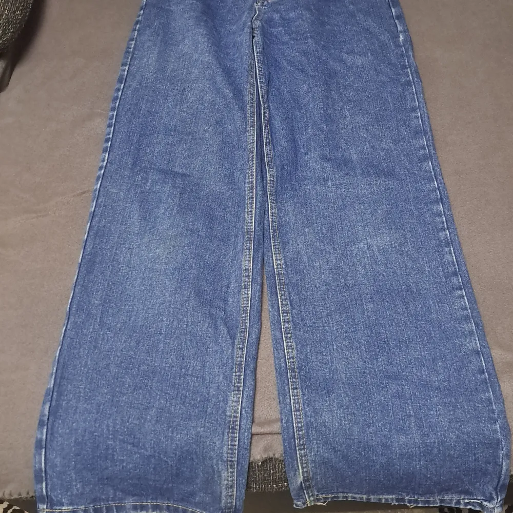 Fina high waisted jeans från sheini sorlek M köpta 2 år sedan fast de var inte riktigt min stil använda få gånger ungeför 5 gånger. Jeans & Byxor.