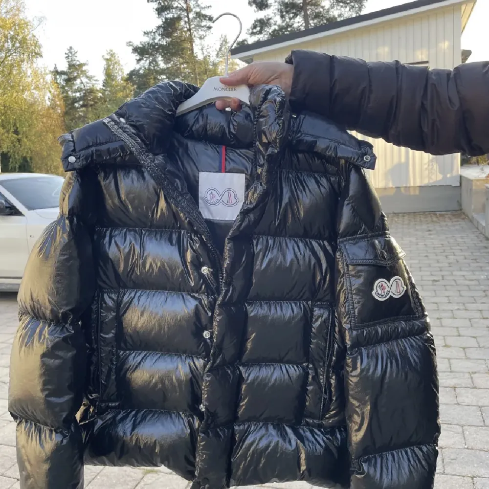 En moncler maya som kommer med allt och det går att scanna kommer med  mocler påse säljer  den för att den är för stor för mig och jag har en ny jacka och jackan är helt ny 1 av 1 rep . Jackor.