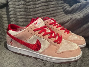 Nike SB Dunks StrangeLove - Säljer nu dessa exklusiva dojjorna från samlingen. Oerhört ovanliga och udda färger, aldrig använda.