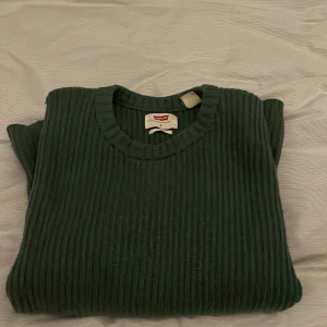 Levis grön stickad tröja - Fint skick, inga täcken på användning. Sitter snyggt oversized, storlek s men passar ända upp till xl