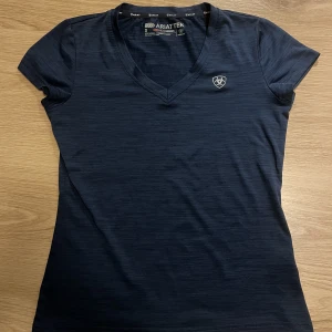 Rid t-shirt - Rid t-shirt från Ariat, funkar lika bra som tränings t-shirt. Extra tunt material för att det inte ska bli för varmt, fint skick