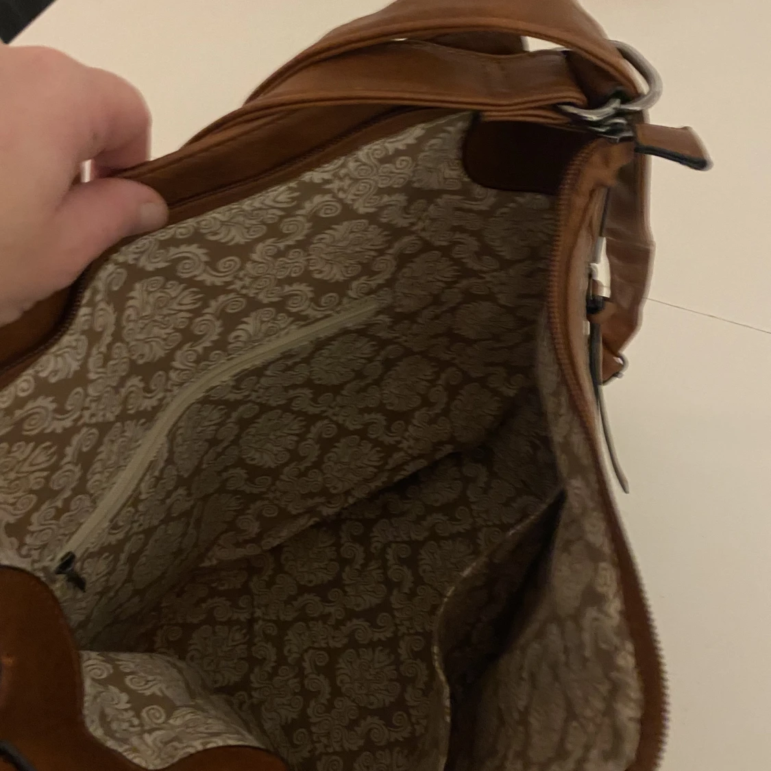 Oanvänd brun skinnväska (oäkta) - 91