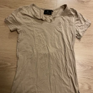 Ridtröja - Beige tsirt från JH collection, fint skick