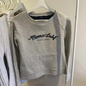 Grå Sweatshirt  - Så fin tröja från Morris med marinblå detaljer! Inte använd så mycket och är i fint skick! Sitter bra på mig som vanligtvis har XS