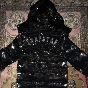TRAPSTAR IRONGATE DETACHABLE HOODED PUFFER JACKET - SHINY BLACK🖤💖 - 💖ÄKTA Jättemysig trapstar💖rekommenderas verkligen till vintern🩵lite kort info: jackan är köpt av en vän❣️för 4000kr (nästan ny). Jag säljer för 2500❤️säljer jackan eftersom att jag tyckte inte den passar mig !herr modell! Pris kan diskuteras😘