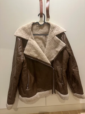 Bikerjacka PU - Svinsnygg pilotjacka med fårskinns imitation och PU. Något oversized så man får plats med en tröja under. 