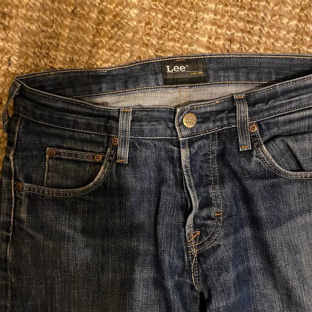 Säljer dessa coola lågmidjade utsvängda lee jeans. Har inga bilder på men fråga gärna om mått🩷. Jeans & Byxor.