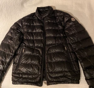 Moncler acorus - Säljer nu min moncler acorus då jag växt ut den.  Perfekt skick och finns inga skavanker.  Nypris: 11 000.  Storlek: 2 (S/M) Kvitto finns.