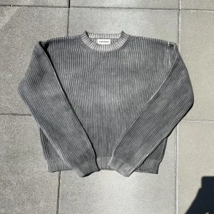 K-TWO STUDIOS Fisherman Knit - Grym kvalite, endast använd ett fåtal gånger. Lånade bilder, kontakta mig gärna så skickar jag fler! Pris går att diskutera