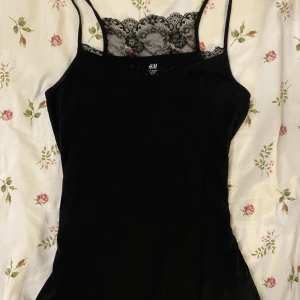Svart spets topp - Det är en svart tröja med spets längs fram och på ryggen typ. Skriv vid fler frågor 💕