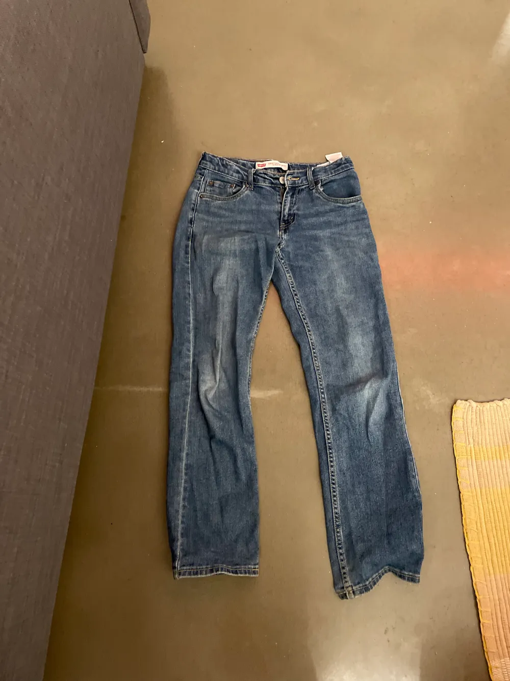 Blåa Levis jeans  2 små håll vid bakfickorna . Jeans & Byxor.