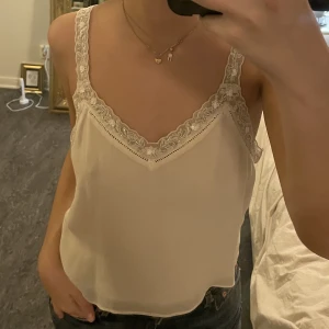 topp från zara - rosabeiget linne med fina axelband. perfekt både som finare pyjamaslinne eller till fest. använd endast en gång så perfekt skick 💖🕺😙