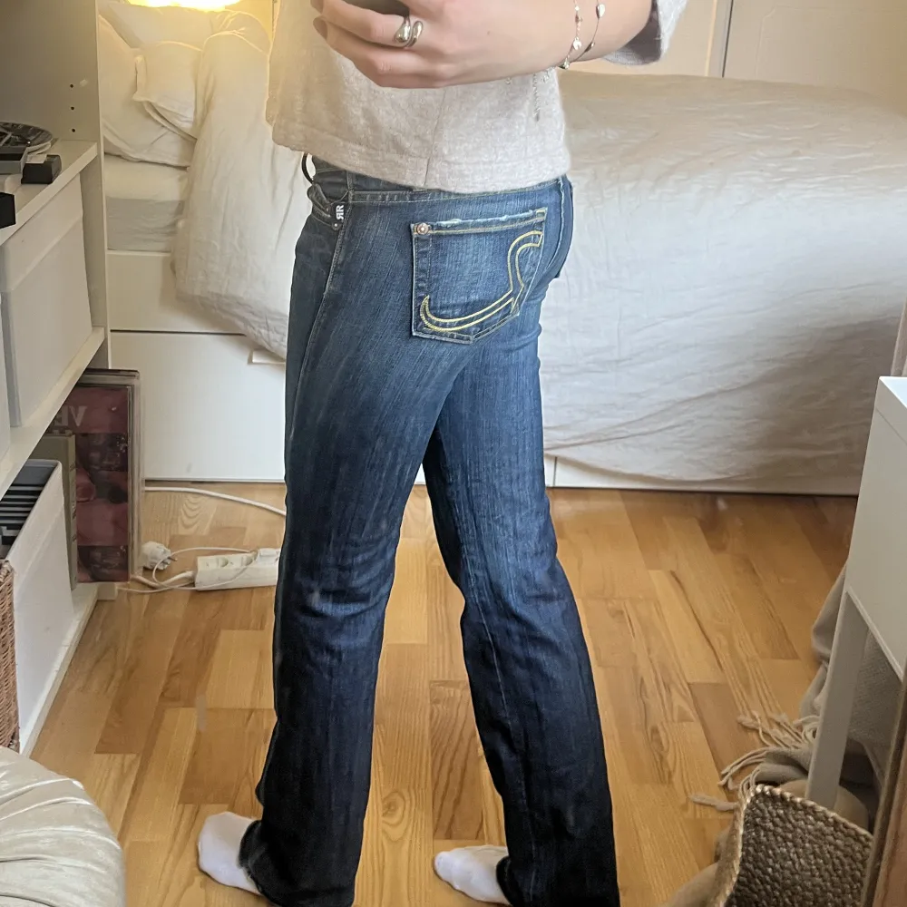 Funderar på att sälja dessa assnygga rock and republic jeans till rätt pris. Så cool detalj på fickorna! Superbra skick förutom att sömmen där nere är uppsprättad för att de ska bli längre.. Jeans & Byxor.