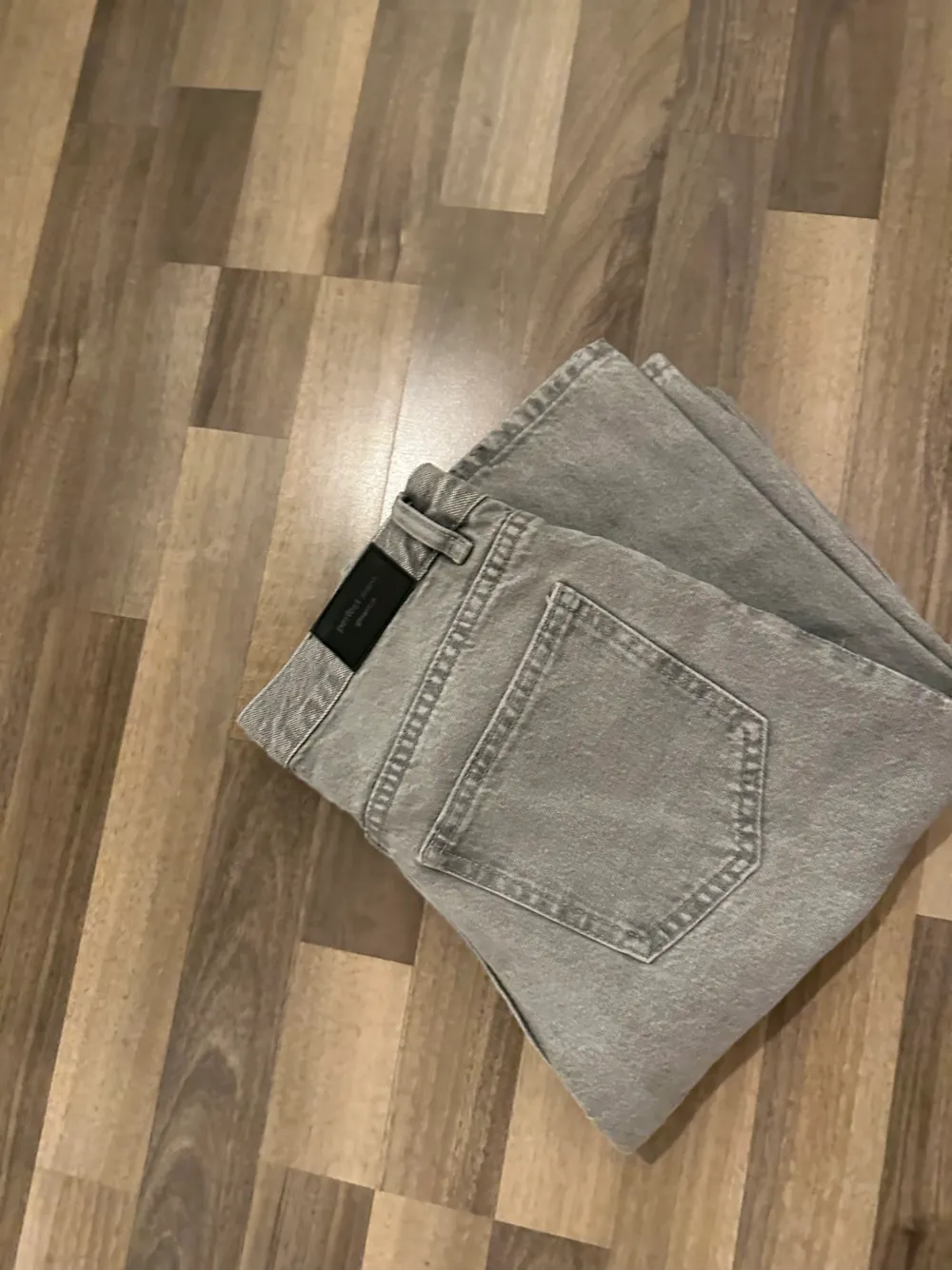 perfekt grå färg på dessa lågmidjade jeansen, tyvärr är de för små. Bara provat jeansen men slängde retursedeln så klantig som jag är. Frakt tillkommer <3. Jeans & Byxor.