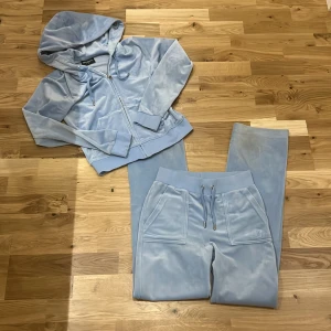 Juicy set - Intressekoll, Ljusblått juicy couture set, Ganska använt men bra skick, lite missfärgning längst ner på bak byxan, Inge hål, skriv för mer bilder eller intresse av köp, Byxor strlk XS och tröjan strlk S, ord pris: 2300.    MÖTS BARA UPP