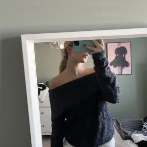 Blå offshoulder tröja - Jätte snygg blå off shoulder tröja k fluffigt material! Jätte bra skick!❤️
