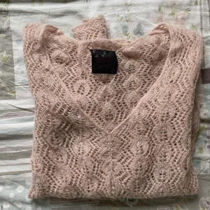 Finstickad rosa tröja 💕 - Jag säljer denna rosa tröja då den tyvärr inte kommer till användning längre💞 Använd få gånger utan några defekter. Storlek XS