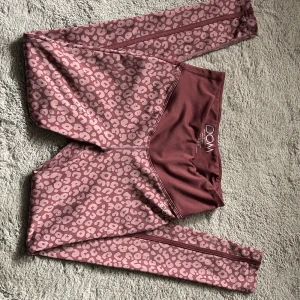 Mönstrade träningsbyxor - Rosa leopardmönstrade träningstights, fint skick och knappt använda!❤️