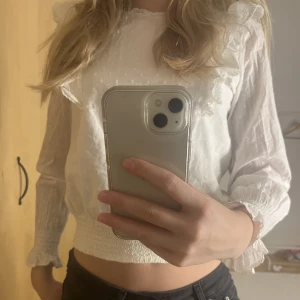Vit blus🪩☃️ - Säljer en jättegullig vit blus som är förliten för mig. Lite skrynklig men stryker innan jag postar. Använd ca 4 gånger, köpt för 299kr🪩☃️
