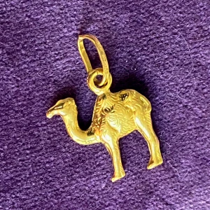 Berlock 18k guld - Fin berlock kamel i äkta guld  Vikt ca 1g