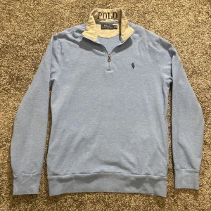 Ralph Lauren half zip - Ralph Lauren half zip. Storlek: S passar även M Skick: 9/10 väldigt fint skick. Vid fler frågor/bilder är det bara och höra av sig!