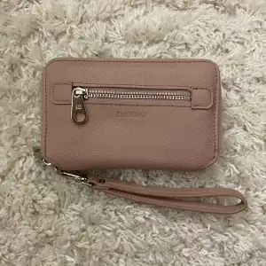 Säljer denna as snygga ljus rosa don donna plånboken (såklart äkta) 🩷 Ser ut som ny!