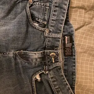 Säljer dessa snygg jeans med mönstrade fickor för de tyvärr är försmå