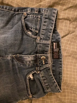 Snygg 2000s jeans  - Säljer dessa snygg jeans med mönstrade fickor för de tyvärr är försmå