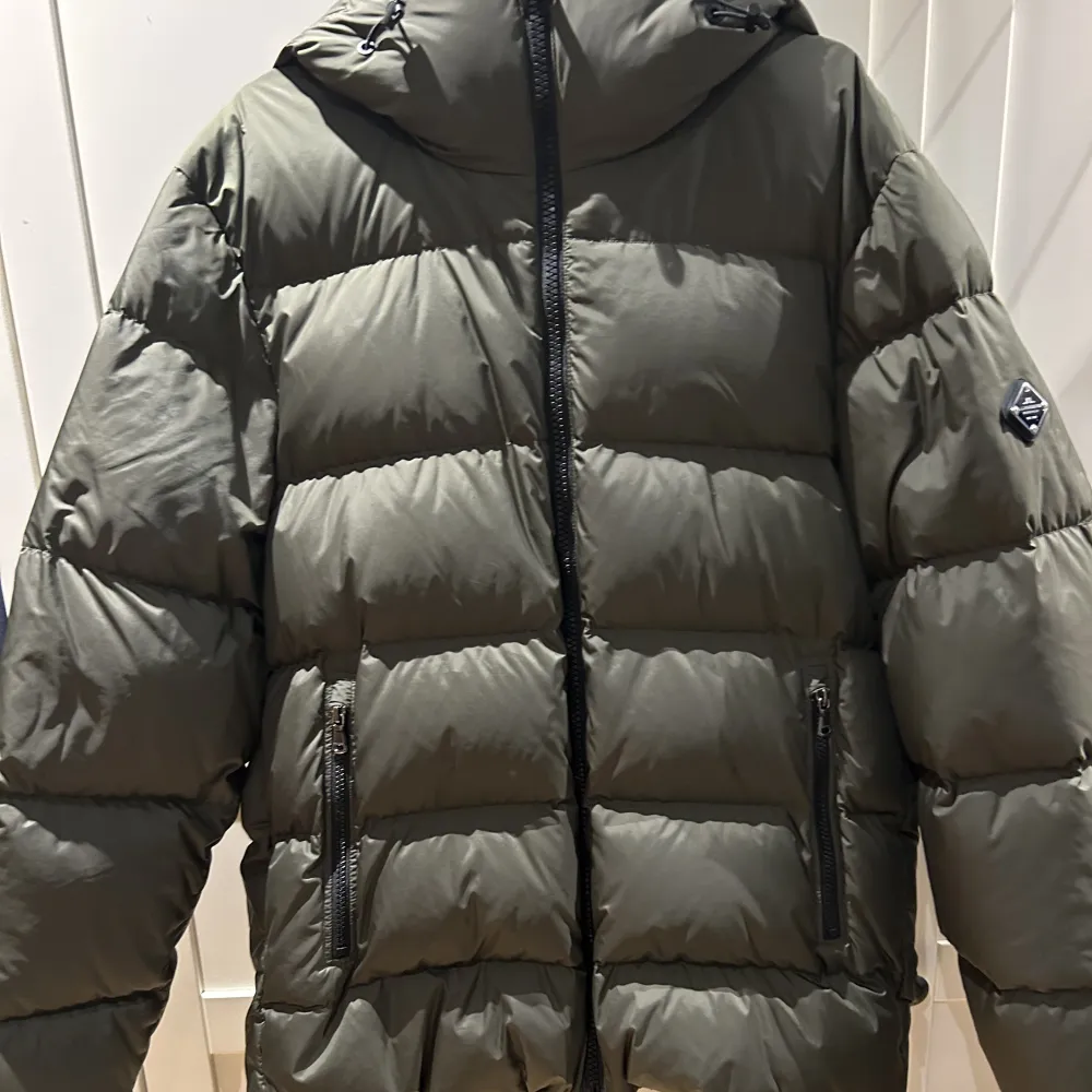Säljer denna schyssta vinter jacka från märket J.Lindeberg i fint skick. Modellen heter barrel down jacket och nypris ligger på ca 4500kr. Jackor.