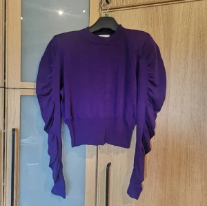 Jättesnygg puffarmad topp - Jättesnygg stickad topp med ballongärm från h&m. Änvänt bara 2 ggr🦄💜