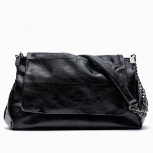 Väska - Säljer nu denna väska ifrån zara helt ny