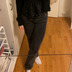 Zara jeans - Säljer dessa superfina jeans från Zara med straight fit. Byxorna är i storlek 36 och är mid-waist. För referens är jag ca 169-170cm lång🩶