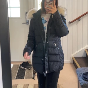 Vinter jacka  - Säljer min rockandblu jackan en jätte varm och skön jacka vinterjacka köpte den helt ny och har använt den några gånger bara den är i storlek 42 men den passar mig som har storlek S som ni ser på bilden jag ska sälja den pågrund av att jag inte använder 