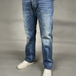 Levis 501 - Uppdatera din garderob med ett par mörkblå levis 501! Med sin ikoniska och raka passform ger de dig en avslappnad och stilfull look som aldrig går ur mode!