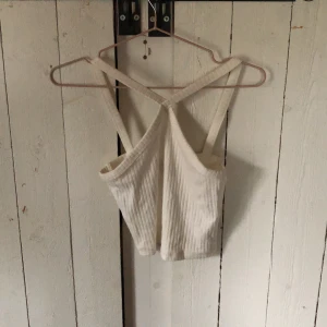 Vit topp - Vit topp från ginatricot med krys för fram