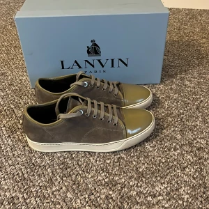 Lanvin  - Säljer mina as feta lanvin skor i storlek uk7, vilket är ungefär 41-42. Cond är 8/10 några små defekter som Inte är synliga när man har dem på.om ni har några funderingar va inte rädda att fråga på. 