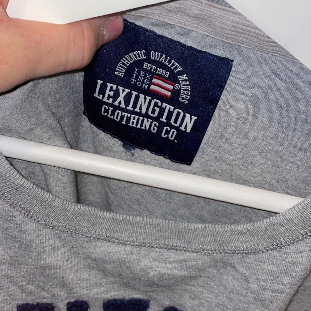 Lexington tshirt som är lite vintage aktig! Bra skick i storlek S-M!  Vid frågor eller funderingar är det bara att höra av sig!😃. T-shirts.