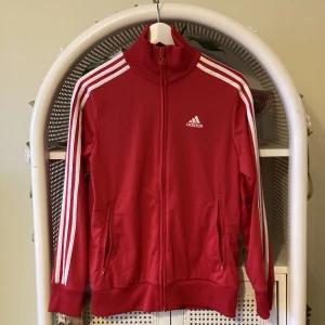 Adidas jacka y2k  - Röd Adidas jacka i barnstorlek 13-14yo men passar bekvämt damstorlek 36-38.